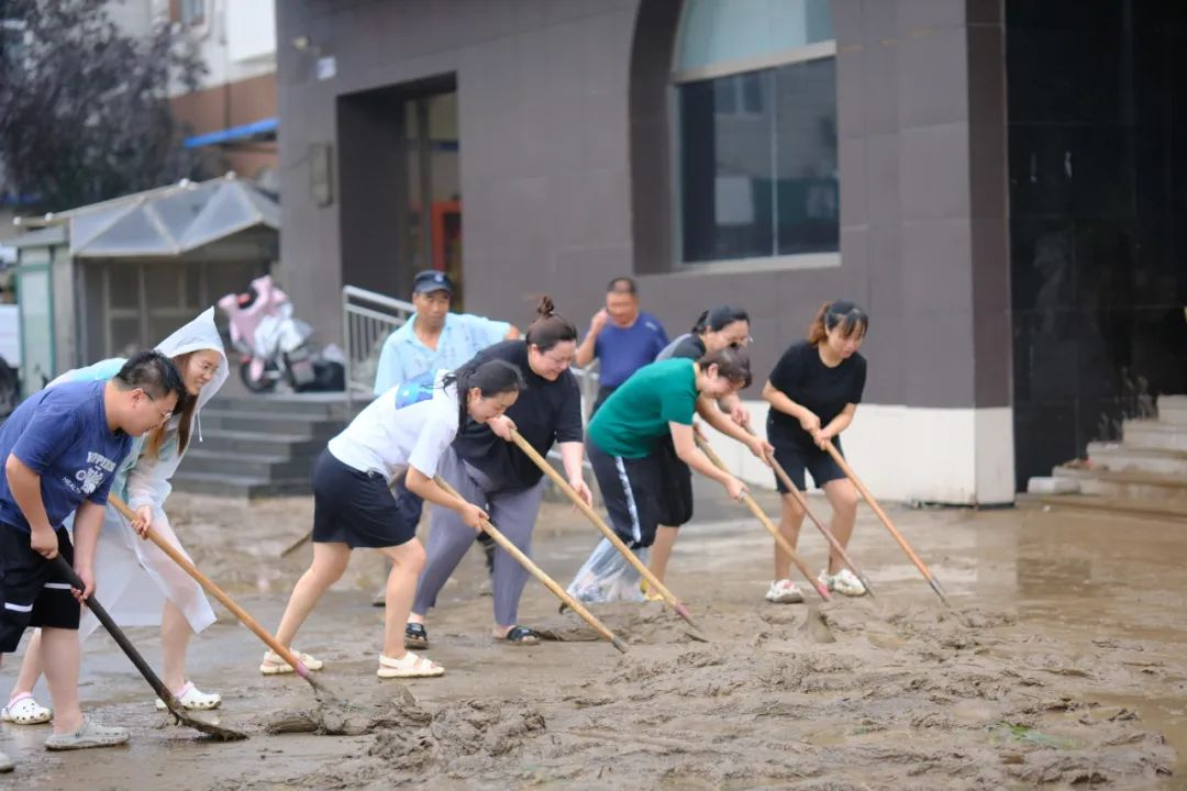 邮储银行北京房山区西潞支行工作人员齐心协力清理淤泥