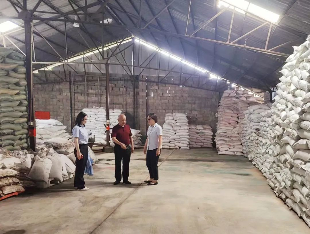邮储银行福建省泉州市分行工作人员走访受灾企业,了解金融服务需求