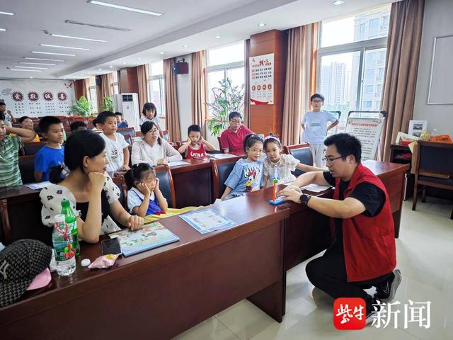 图为孩子们参加航空航天科技科普活动