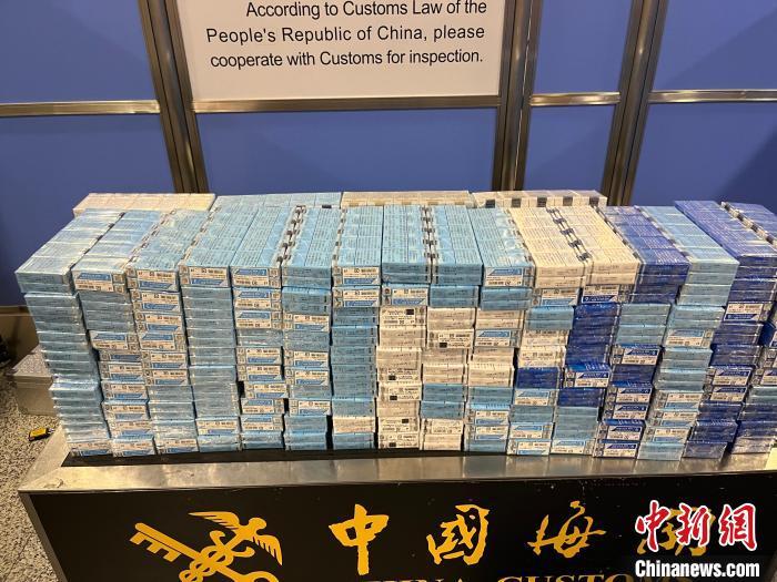 上海浦东国际机场海关在旅检渠道查获9万余支卷烟电子烟 赵斌 摄