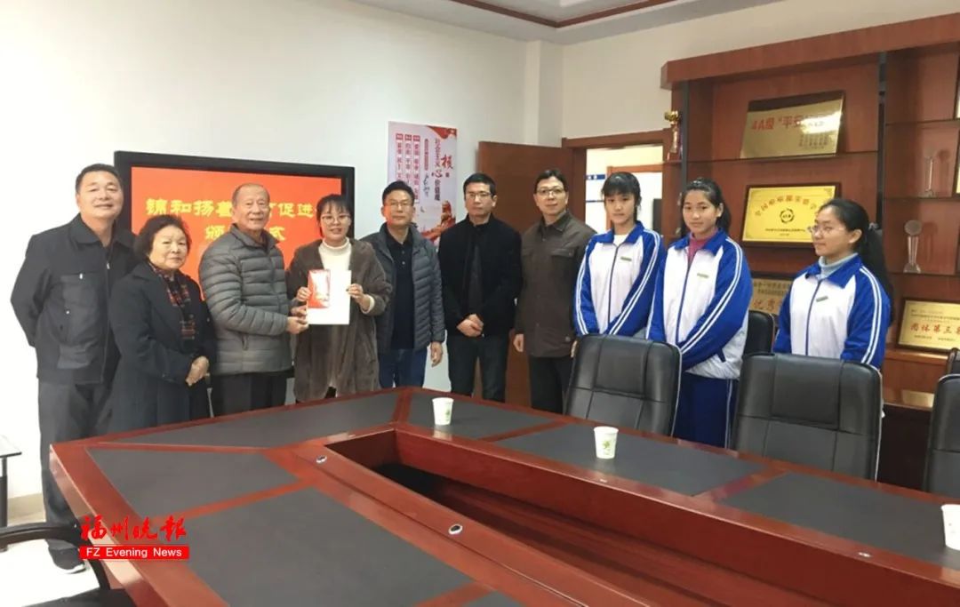连江县锦和扬善教育促进会为学生颁奖,左一为林日光。
