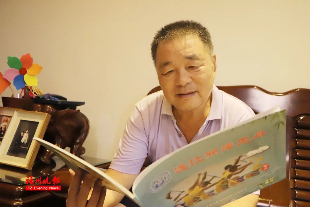 林日光翻阅《连江两岸龙舟》画册。余李鑫摄