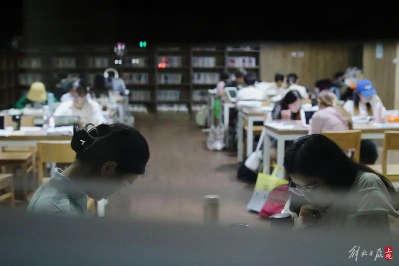 城市书房为夜读者亮一盏灯。