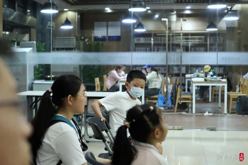 一边亲子夜读活动火热进行，另一边城市书房的年轻人夜读正酣。