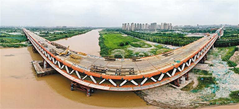 西安地铁10号线公轨合建桥跨渭河段顺利合龙 首席记者 李明 摄