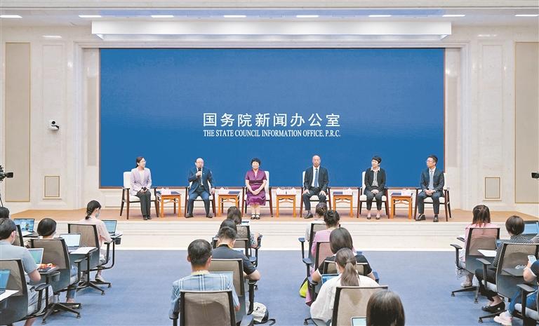 8月18日，国务院新闻办公室在北京举行中外记者见面会，请“最美医生”代表与中外记者见面交流。新华社记者 才扬 摄