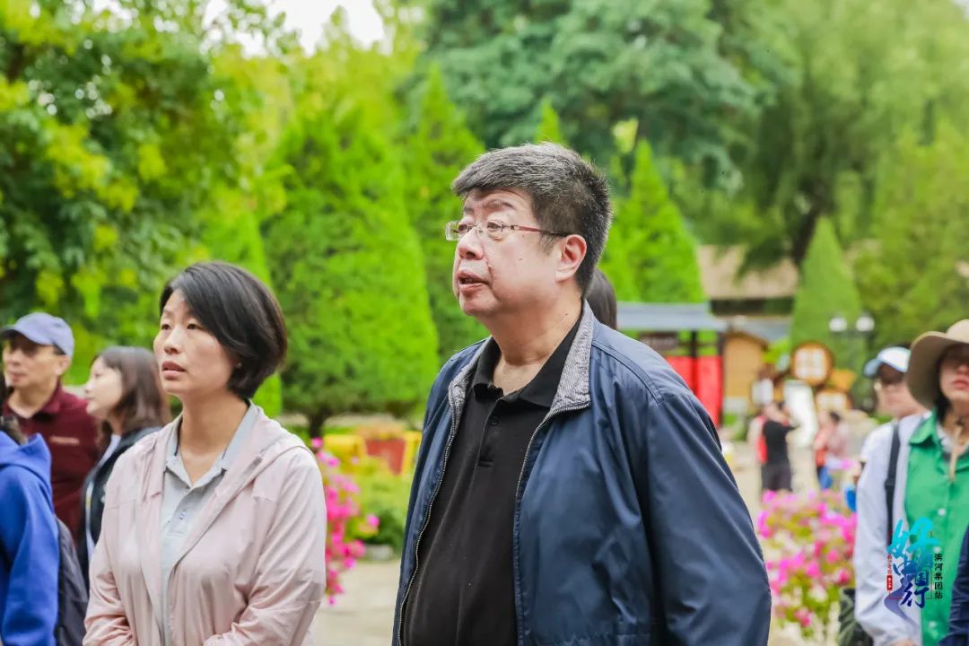 |张颐武（右）参观滨河集团九酝文化馆  摄影/好酒地理局视频中心