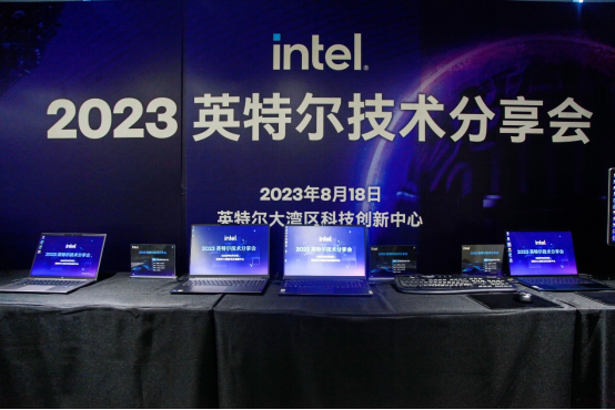 在轻薄本上跑 Stable Diffusion 和端侧大模型？英特尔说没问题