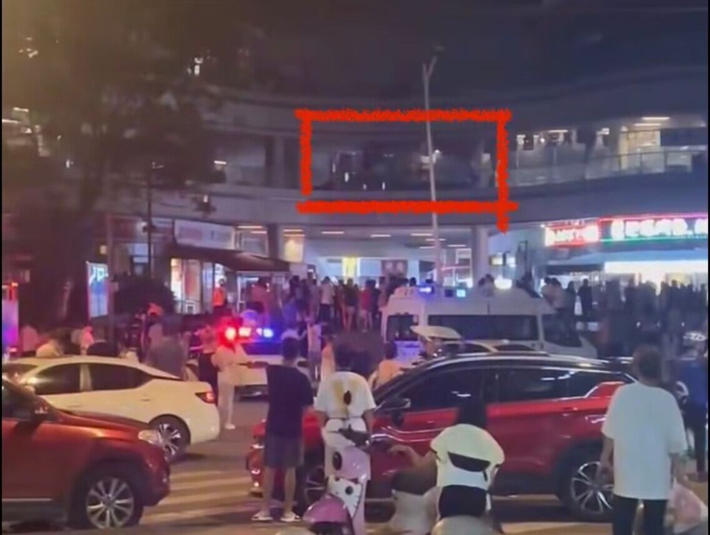 成都市成华大道十里龙光世纪中心一商铺发生煤气罐爆炸。来源 视频截图