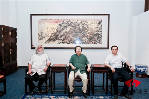 著名导演张纪中(左一)、中国美术家协会兼职副主席徐里(右一)与崔如琢先生在作品前合影