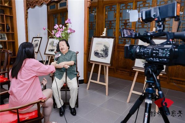 崔如琢先生现场接受BTV记者采访