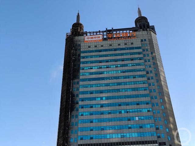 ▲除新天地大厦东侧外墙之外,其余三面外墙基本未受火灾波及。图片来源/上游新闻记者 张锦 摄