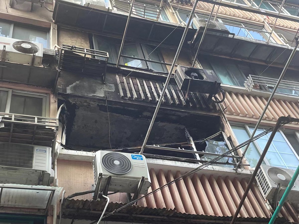 火灾发生后的1号楼303室外景。本文图片均为 澎湃新闻记者 李思洁 摄