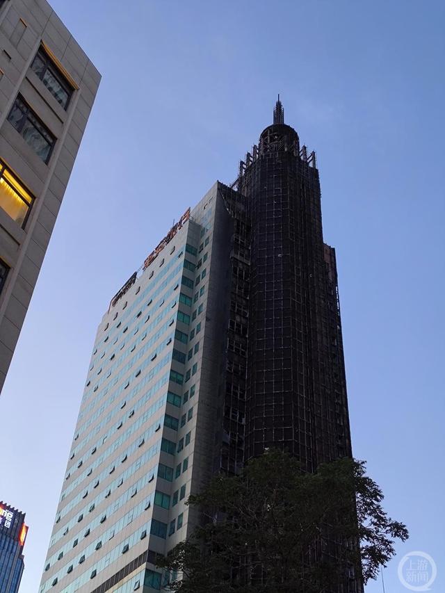 ▲除新天地大厦东侧外墙之外,其余三面外墙未受火灾波及。图片来源/上游新闻记者 张锦 摄