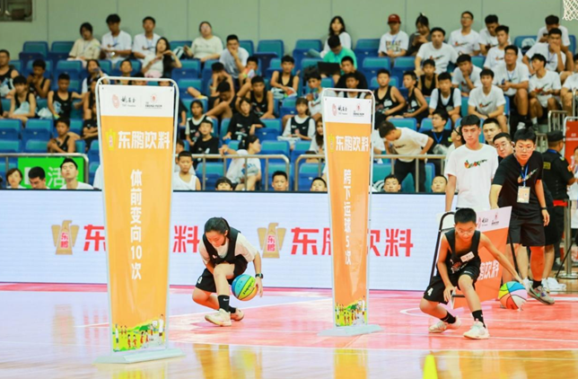 表演赛中的胯下运球小游戏