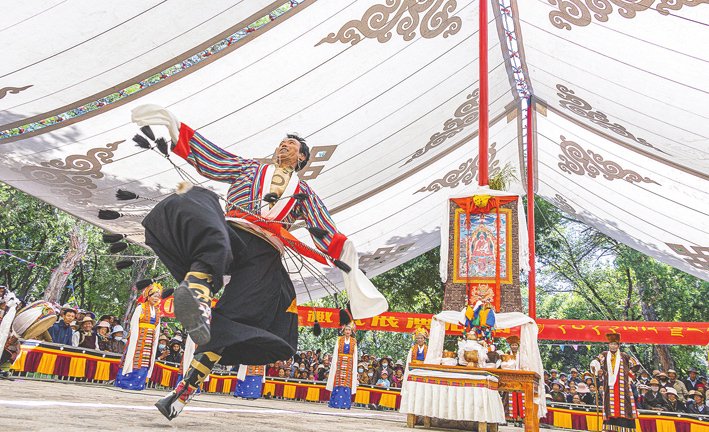8月19日,在拉萨市罗布林卡园林内,贡嘎县乃萨藏戏队在表演藏戏《朗萨雯崩》(图文无关) 新华社图