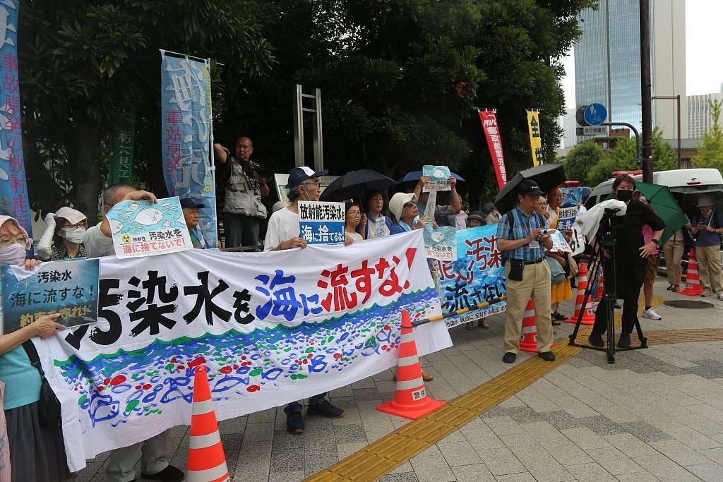 △当地时间2023年8月22日,反对核污染水排海的日本民众在东京首相官邸前集会抗议。