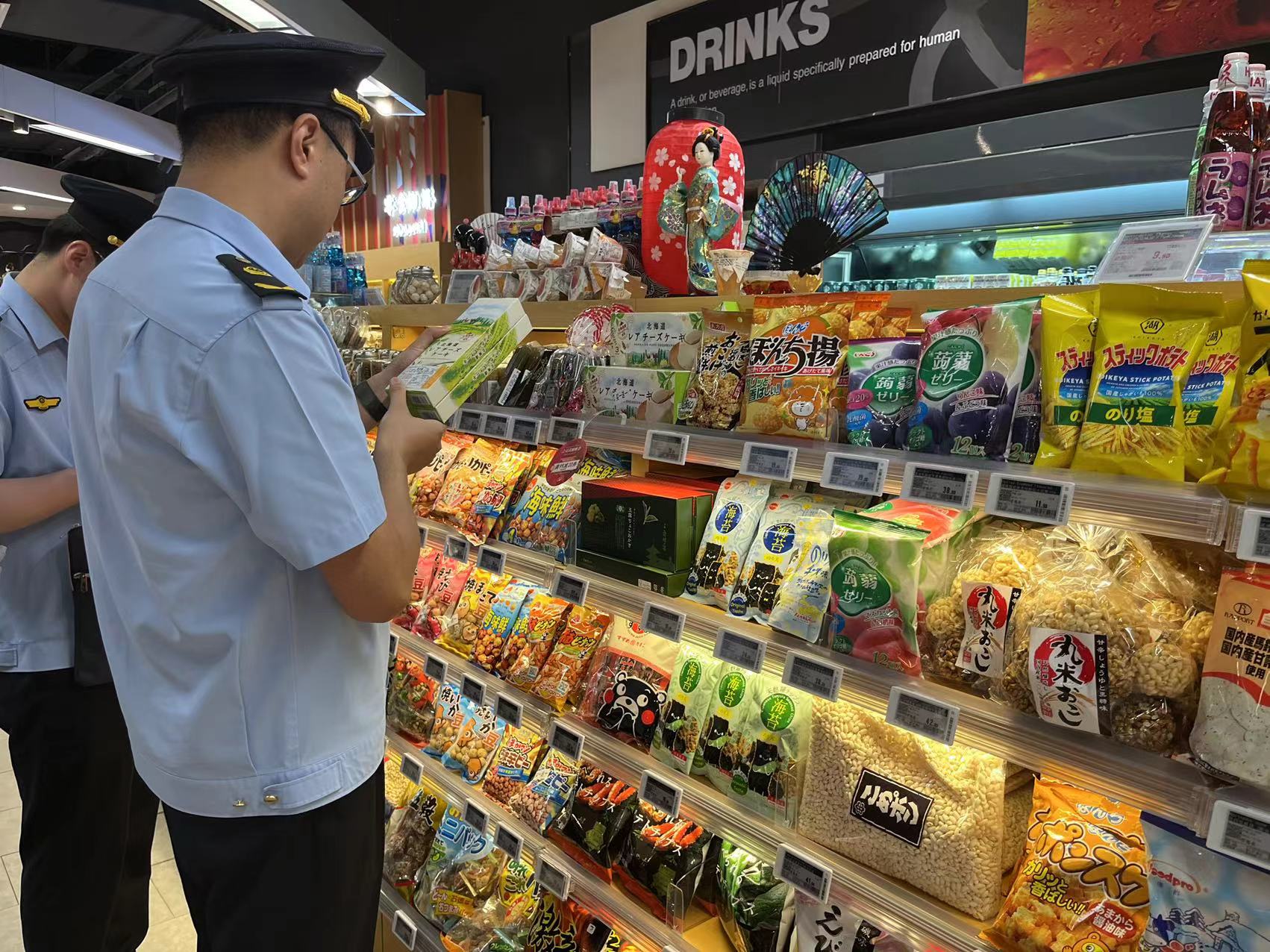 8月24日，执法人员检查日本进口零食。澎湃新闻记者 邹娟 图