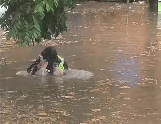 雨后多处积水环卫排水,清理雨后积水环卫工人