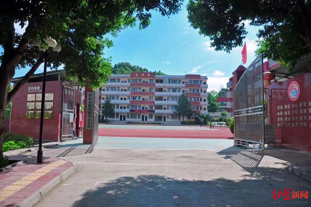 师者蓉光｜从父亲手里接过“接力棒”她扎根乡村学校年