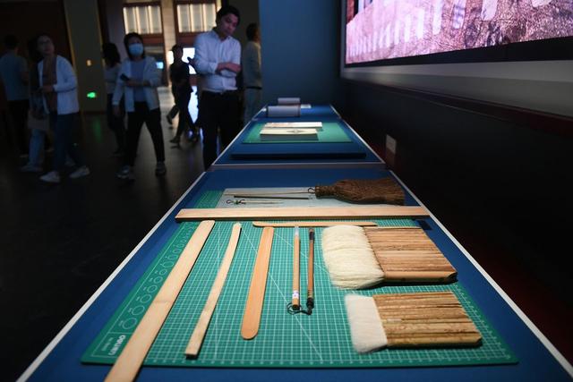 1号厅展出的古籍修复工具。新京报记者 王颖 摄