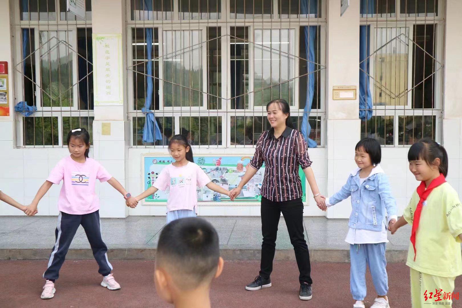 师者蓉光｜从父亲手里接过“接力棒”她扎根乡村学校年