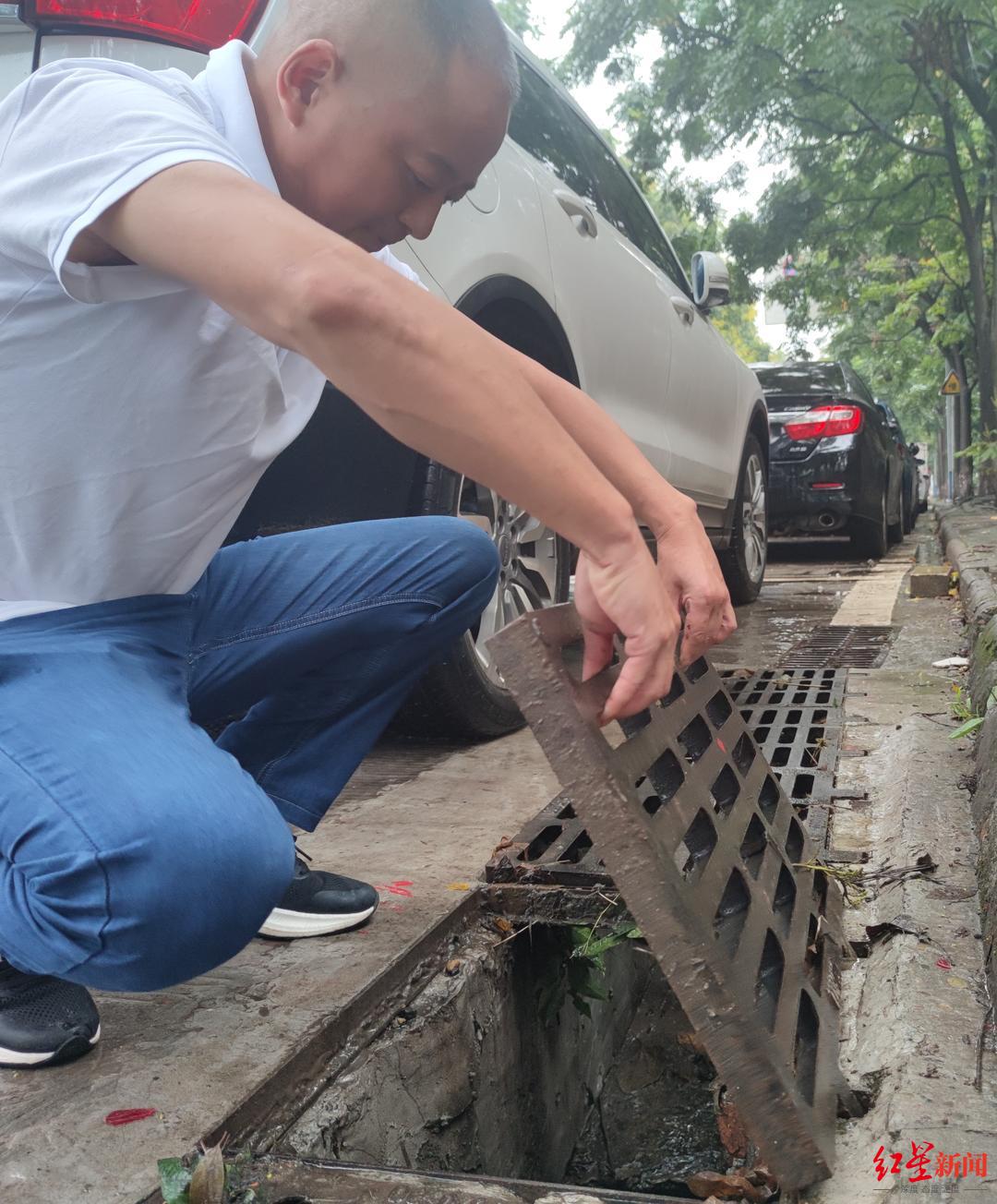 雨后多处积水环卫排水,清理雨后积水环卫工人