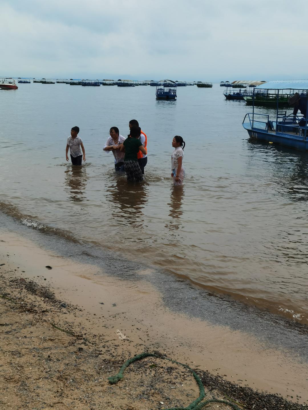 “不负先辈之名”！云南抚仙湖救人民警系黄继光亲侄子对话本人：正带家人休假救人是本能反应