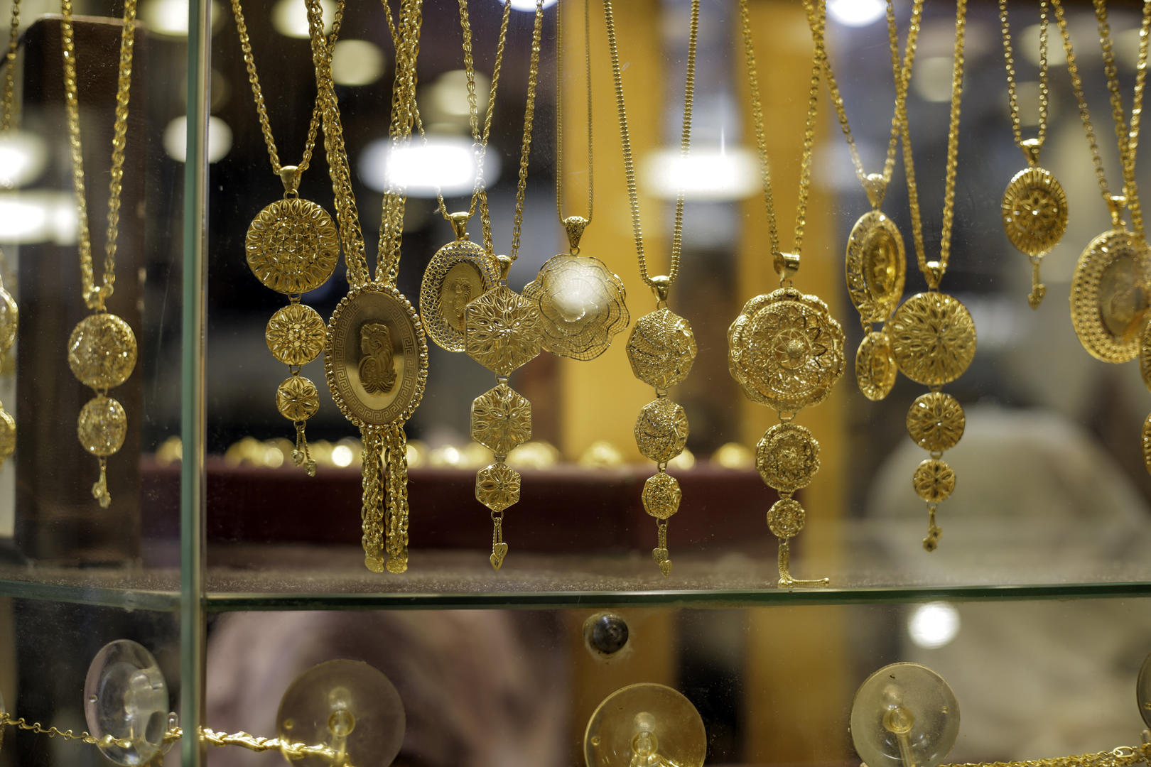 周大生和名牌哪个好，明牌珠宝和周生生