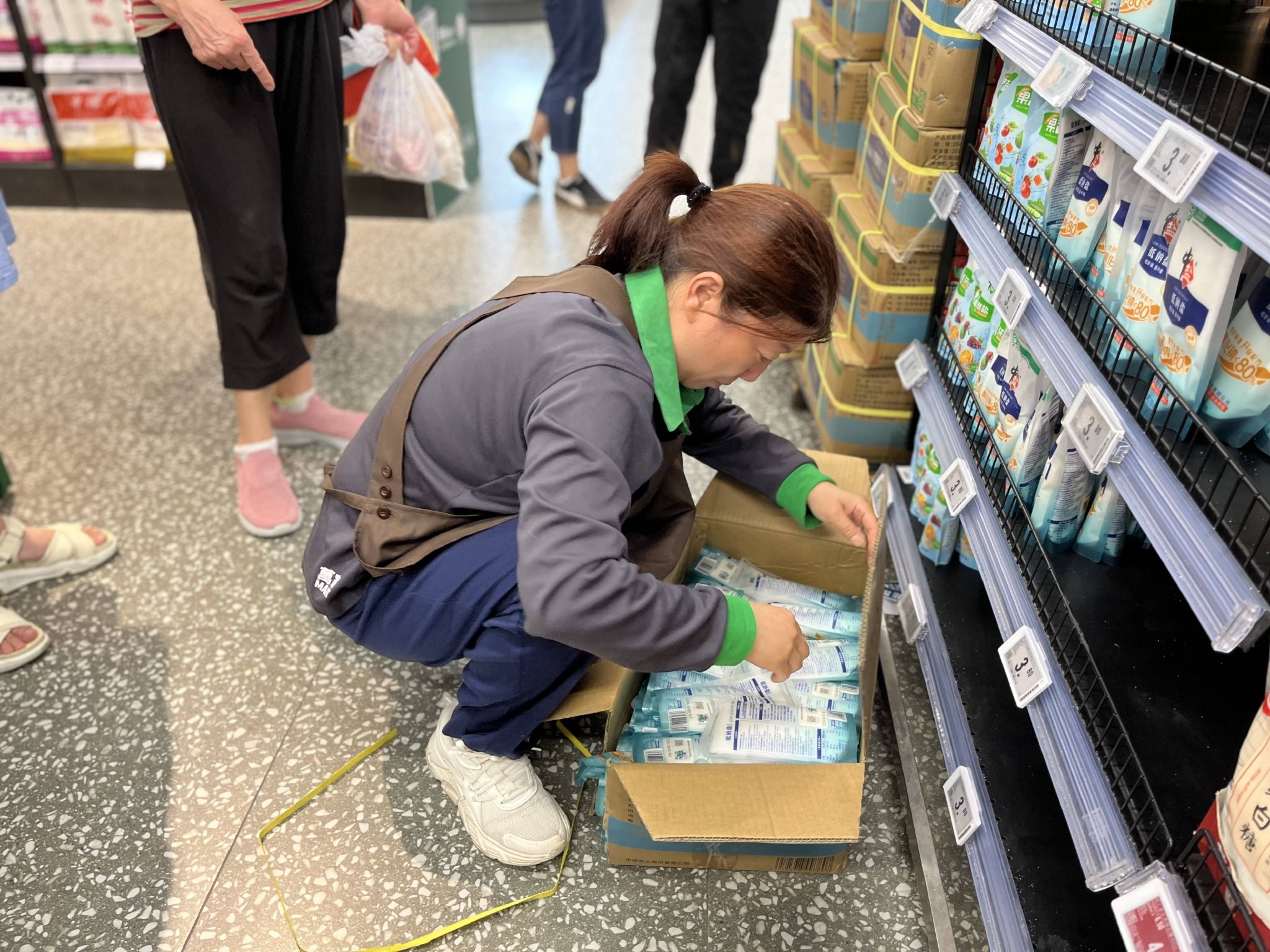 8月25日,华润万家光新店店员在上新刚到的食盐。澎湃新闻记者 邹娟 图