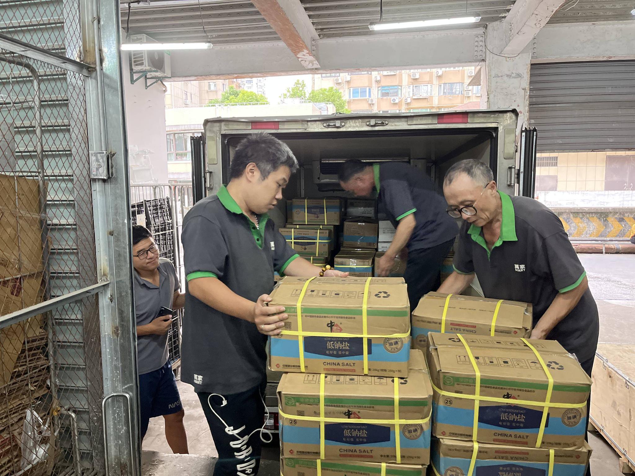 8月25日,华润万家光新店新到的食盐在卸货。澎湃新闻记者 邹娟 图