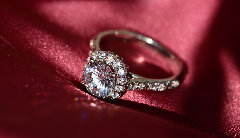 狂买3.9元钻戒,年轻人拒绝暴利智商税