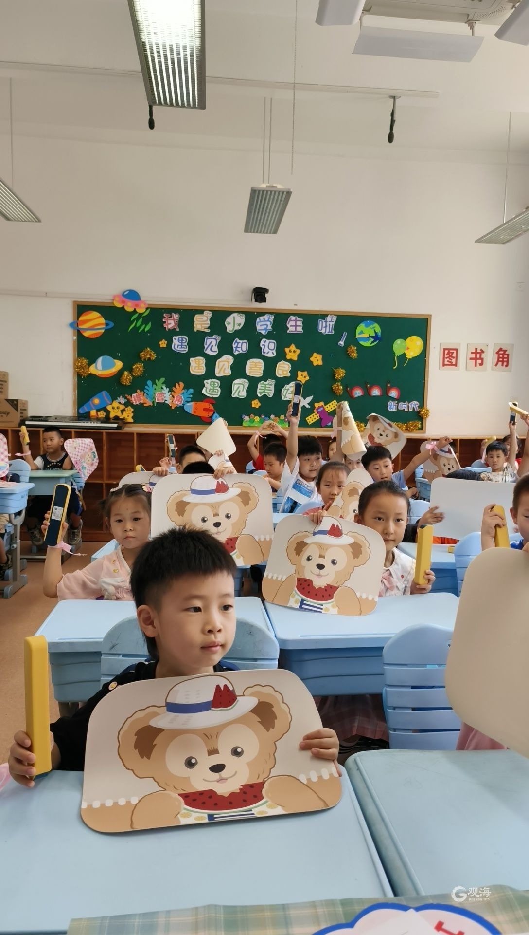 太平路小学新生收到礼物。