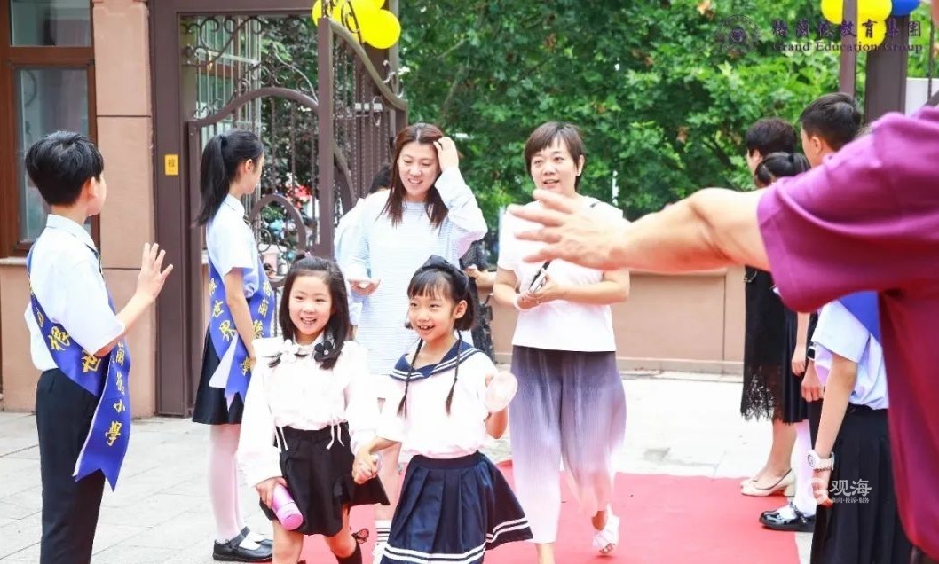 格兰德学校小学部新生踩着红毯入校。
