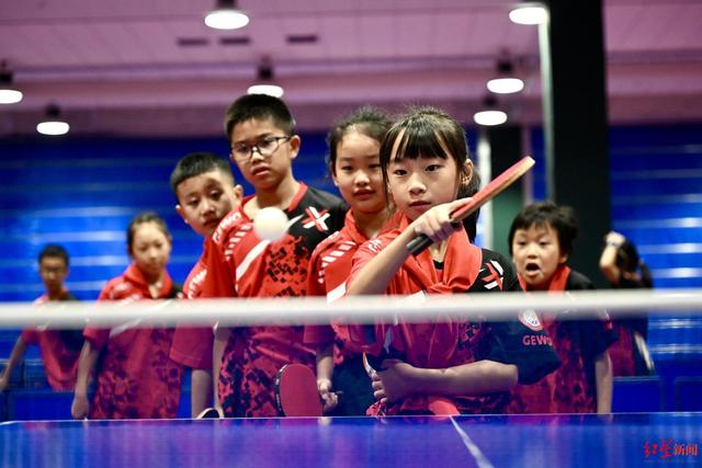 成都乒乓球群众基础广泛。图为青少年参与乒乓球运动(资料图)