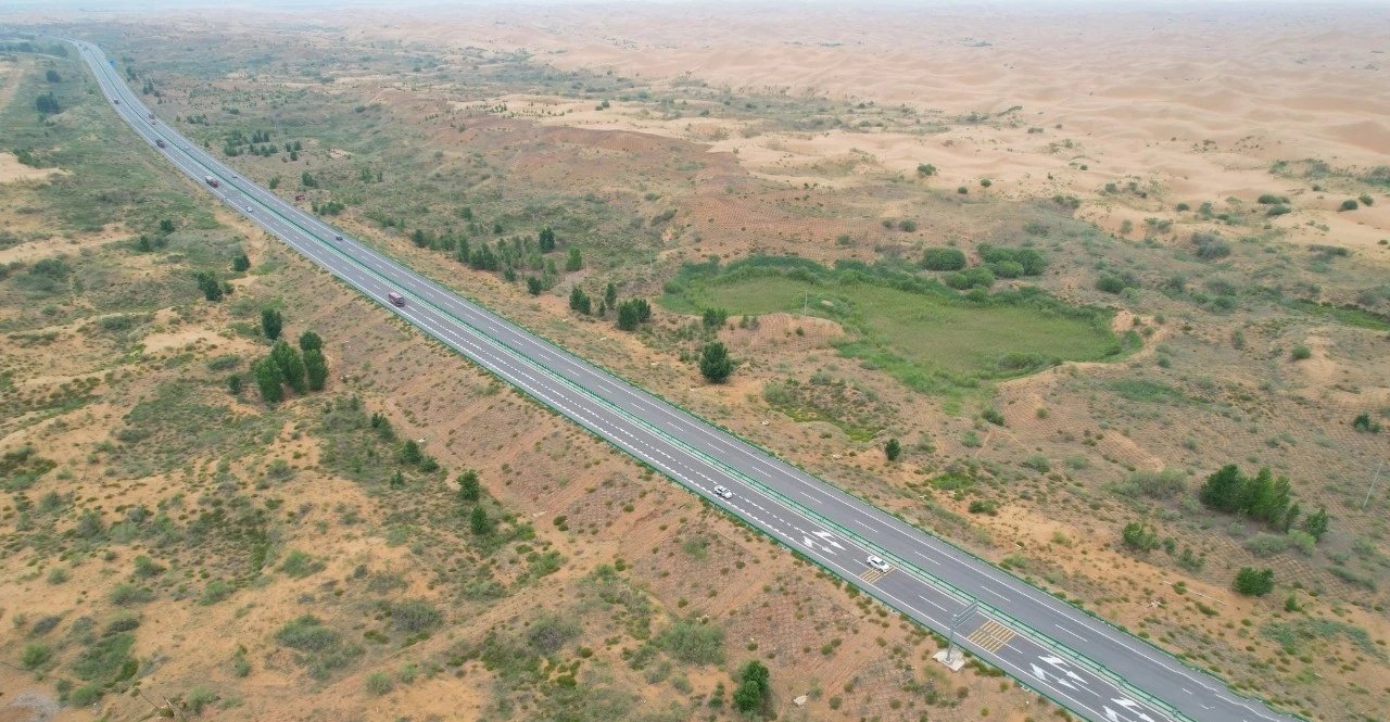 乌梁素海到康巴什多少公里，乌梁素海到杭锦旗的穿沙公路