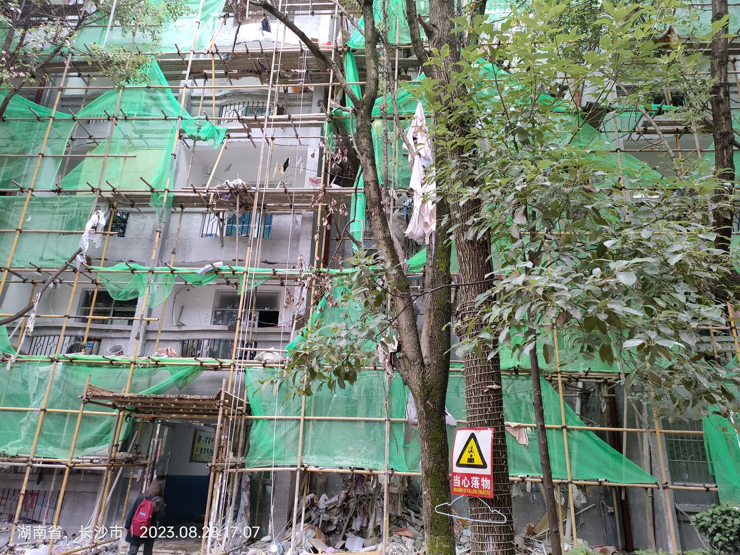 网传长沙医学院“疑似有学生被施工坠落物砸伤住进”校方：没有这回事