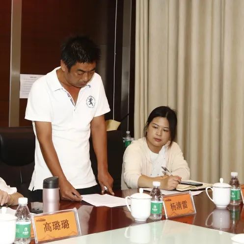 水峪村支部书记张振铎、寺尚村支部书记杨清雷分别介绍本村灾后重建情况。