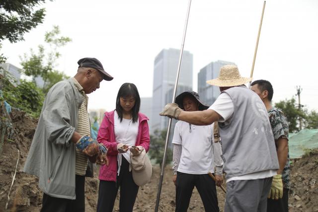7月28日,金中都城墙遗址考古现场,丁利娜正在与工人们沟通。新京报记者 浦峰 摄