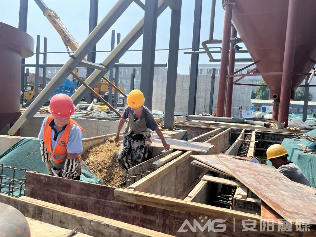 工人在安彩高科年产30万吨硅基新材料项目建设现场施工