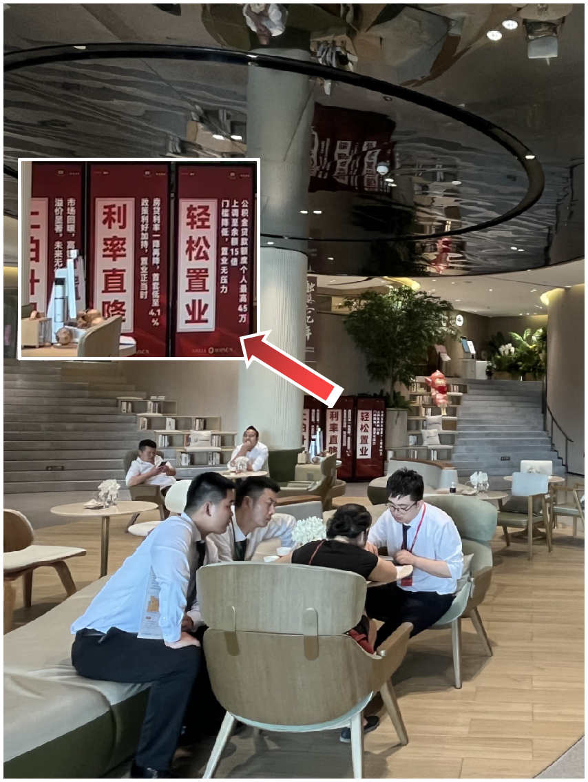 ▲上海大姐陈梅在万科光年里咨询每经记者 刘颂辉 摄