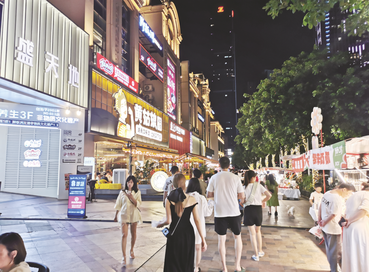 南宁东盟盛天地开放式商业街区吸引年轻人