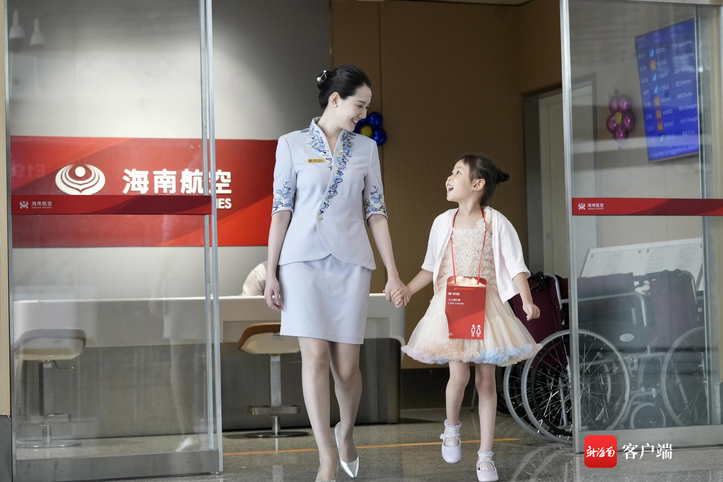 海南航空地服人员陪伴“无陪儿童”乘机。海南航空供图