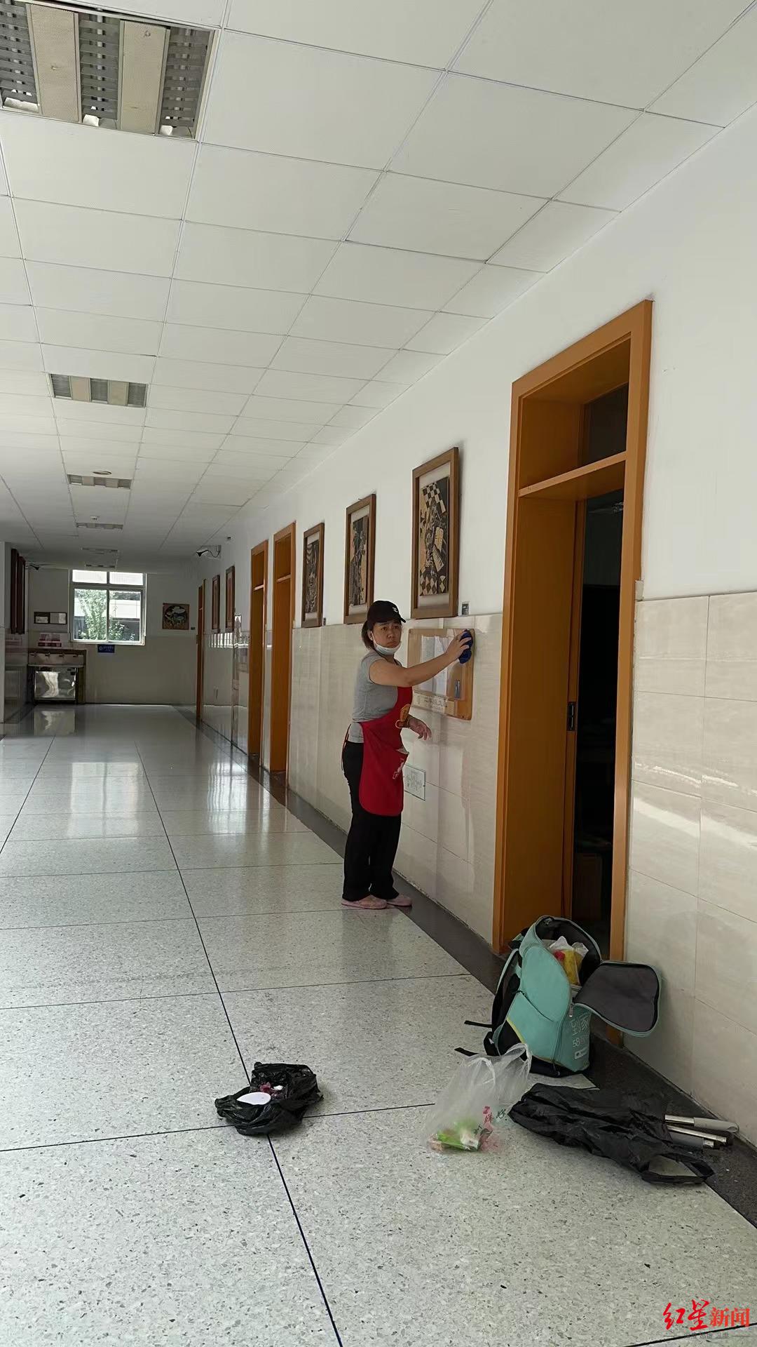 学校家长会大扫除通知，学校开学家长打扫教室