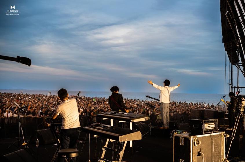 阿那亚的海滩可以住人吗,阿那亚的海滩可以下海游泳吗