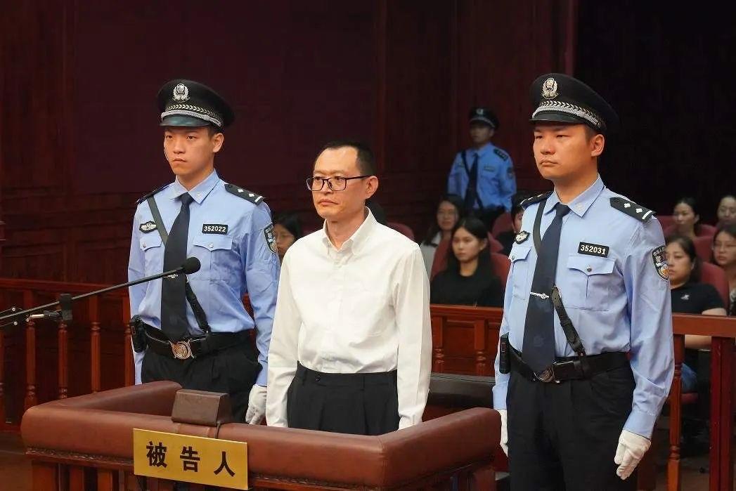 被控收受财物千万余元，被控非法收受财物