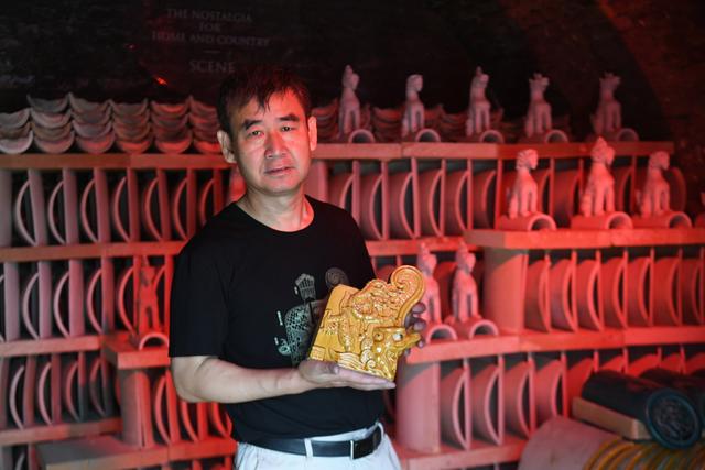 7月7日,赵长安在窑里展示琉璃作品。新京报记者 王颖 摄