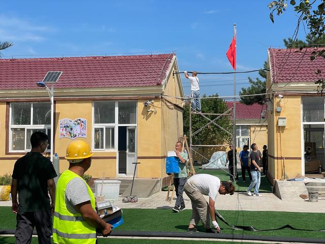 8月25日,在昌平区特殊儿童教育学校位于流村镇南流村的新校址内,老师和工人们正在做最后的铺设和调试。新京报记者 田杰雄 摄
