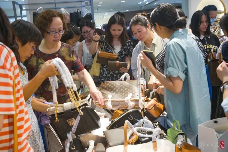 闭店消息传出后,太平洋百货徐汇店出现了难得的大客流(赖鑫琳 摄)