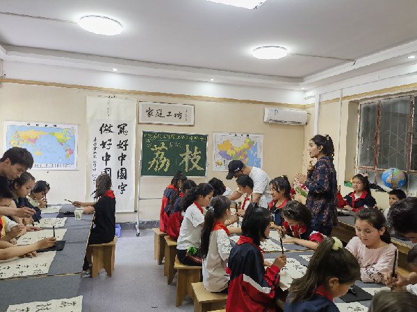 “一双袜子”织出南疆农民现代生活——一家民企扎根边陲富民兴疆的故事
